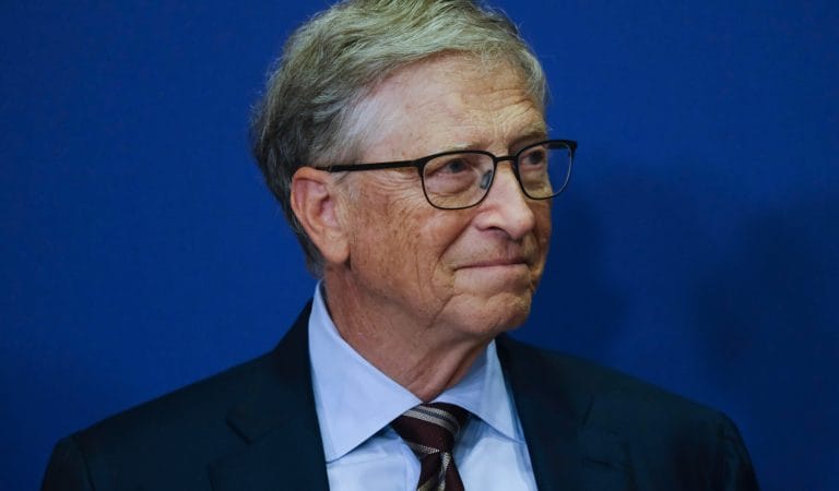 {"altText": "Bill Gates prédit que GPT-5 sera une déception.  Ses arguments inquiètent pour l'avenir de ChatGPT."}