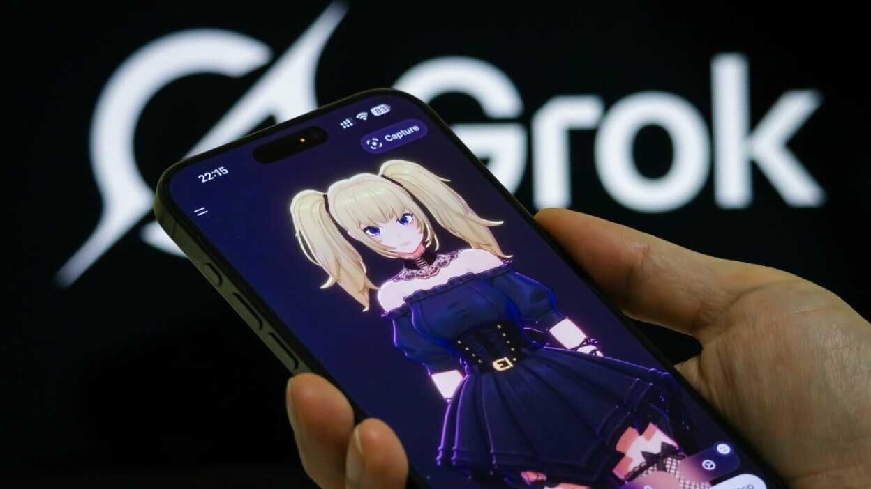 IA Grok : avatar anime sur smartphone. Intelligence artificielle et innovation technologique.