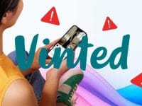 IA et vêtements fantômes sur Vinted. Femme utilisant l'appli Vinted sur son téléphone. Articles générés par intelligence artificielle.
