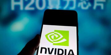 Logo Nvidia sur smartphone, puce H20 en arrière-plan. Crise des puces IA en Chine.