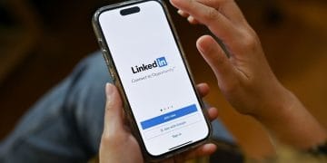 LinkedIn sur smartphone. Refuser le partage des données pour l'IA dÚs 2025. Idées de posts LinkedIn pour animer votre réseau.