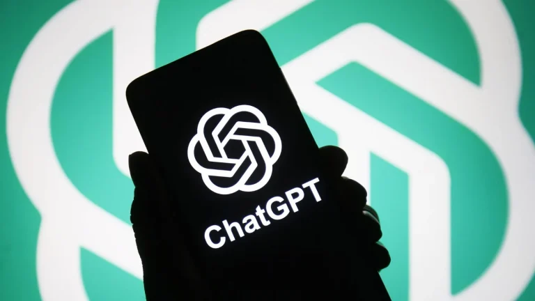 ChatGPT sur smartphone. Étude OpenAI : utilisation de ChatGPT. IA, intelligence artificielle.