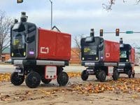 Robots autonomes de livraison à Détroit. Véhicules électriques rouges et noirs, innovation technologique.