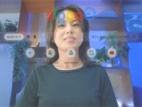 Femme utilisant Chrome avec IA. Interface Google, icônes Drive, YouTube. Navigateur web intelligent.