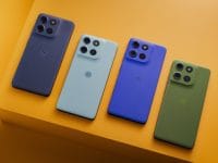 Quatre smartphones Moto G56 colorés. Téléphones portables avec plusieurs caméras sur fond jaune.
