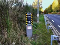 Radar automatique en bord de route. Contrôle de vitesse, sécurité routière. Signalisation bandes jaunes et noires.