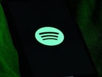 Logo Spotify illuminé. Musique IA et Spotify : nouvelles mesures.