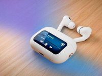 AirPods Pro blancs et étui de chargement. Écouteurs sans fil Apple.