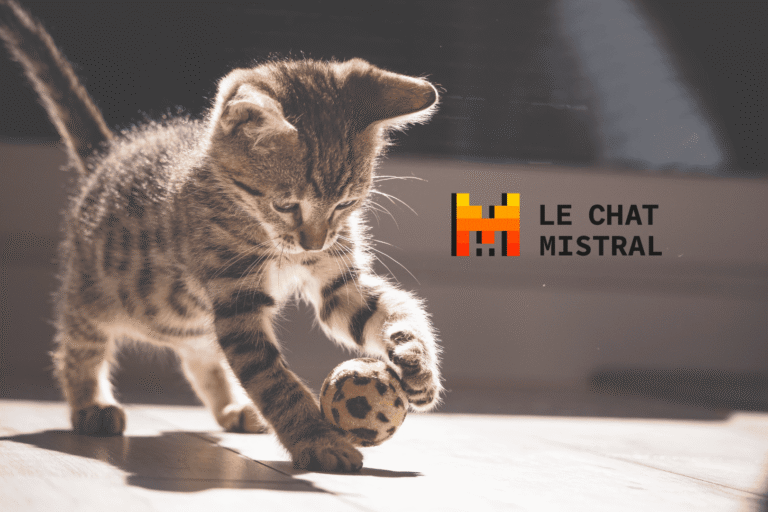 Chat Mistral AI : chaton tigré jouant avec une balle. IA conversationnelle.