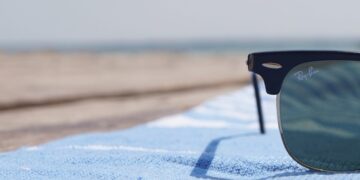 Lunettes connectées Meta Ray-Ban sur une serviette de plage. Démonstration ratée Connect 2025.