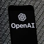 Logo OpenAI sur smartphone, fond binaire. IA et technologie.