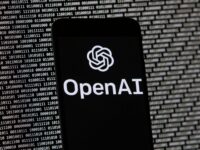 Logo OpenAI sur smartphone, fond binaire. IA et technologie.