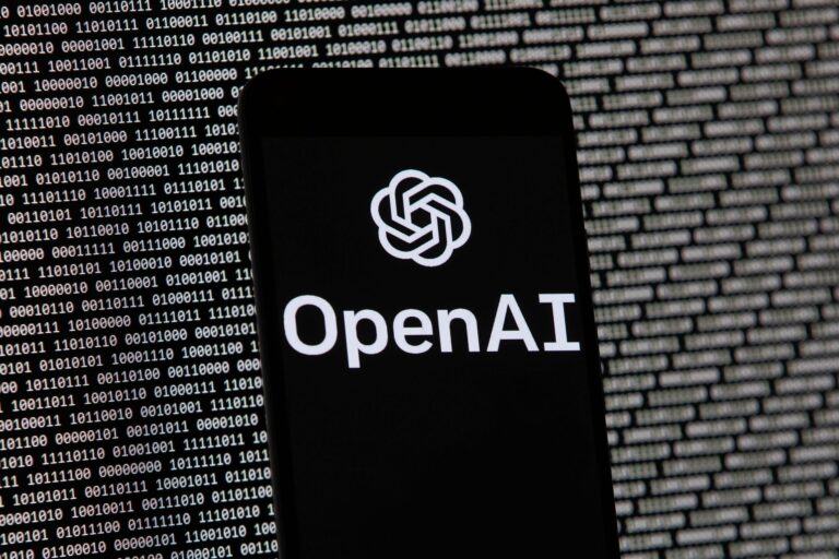 Logo OpenAI sur smartphone, fond binaire. IA et technologie.