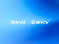 Logos OpenAI et Sky sur fond bleu. Acquisition Sky par OpenAI, intégration IA ChatGPT.