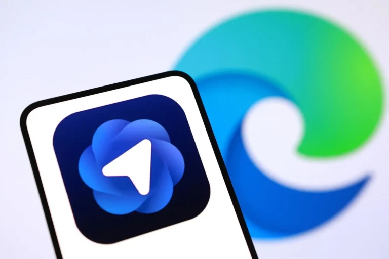OpenAI et Microsoft : Logos de l'application OpenAI sur téléphone et du navigateur Edge. Partenariat technologique.