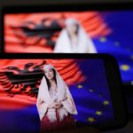 Diella, ministre IA Albanie, sur écran. Drapeau albanais et européen en arrière-plan. Intelligence artificielle et politique.