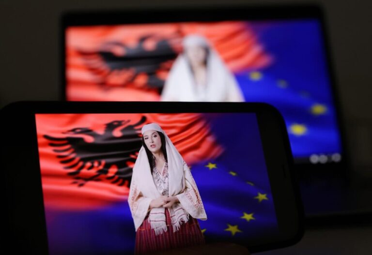 Diella, ministre IA Albanie, sur écran. Drapeau albanais et européen en arrière-plan. Intelligence artificielle et politique.