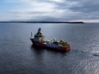 Navire de levé océanographique AWS Fastnet déployant un câble sous-marin pour le cloud et l'intelligence artificielle.