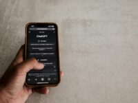 Collaboration intelligente ChatGPT : discussions de groupe transformées sur mobile. OpenAI révolutionne la communication.