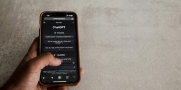 ChatGPT intelligent collaboration: group discussions transformed on mobile. OpenAI revolutionizes communication.