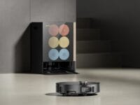 Robot aspirateur noir avec station de nettoyage et disques colorés. Nettoyage intelligent. #robotaspirateur