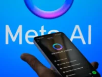 Meta AI en Europe. Smartphone avec l'interface Meta AI, logo Meta en arrière-plan. Intelligence artificielle Meta.