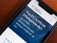 RGPD et IA en Europe: concessions envisagées pour l'IA. La loi européenne sur l'intelligence artificielle sur un smartphone.