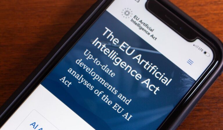 RGPD et IA en Europe: concessions envisagées pour l'IA. La loi européenne sur l'intelligence artificielle sur un smartphone.