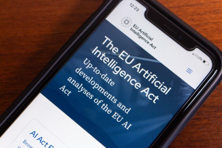 RGPD and AI in Europe: concessions envisaged for AI. Europe's AI law on a smartphone.