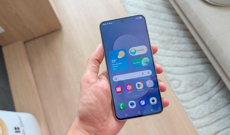 Samsung Galaxy avec Nano Banana: écran d'accueil, applications, météo. Design élégant et interface utilisateur intuitive.