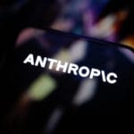Anthropic à Paris. Logo Anthropic sur écran. IA, bureau, France.