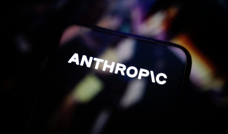 Anthropic à Paris. Logo Anthropic sur écran. IA, bureau, France.