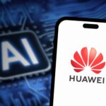 Huawei Flex:ai, l'intelligence artificielle open source. Logo Huawei sur smartphone, IA en arrière-plan. Solution face aux sanctions US.