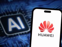 Huawei Flex:ai, l'intelligence artificielle open source. Logo Huawei sur smartphone, IA en arrière-plan. Solution face aux sanctions US.