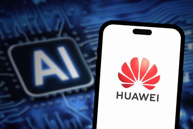 Huawei Flex:ai, l'intelligence artificielle open source. Logo Huawei sur smartphone, IA en arrière-plan. Solution face aux sanctions US.