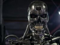 Tête de Terminator en métal avec yeux rouges, symbole de la peur face à l'IA et à la fascination technologique.