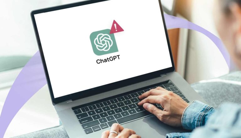 ChatGPT piraté: Ordinateur portable affichant une alerte de sécurité sur l'icône ChatGPT. Cybersécurité et piratage en ligne.