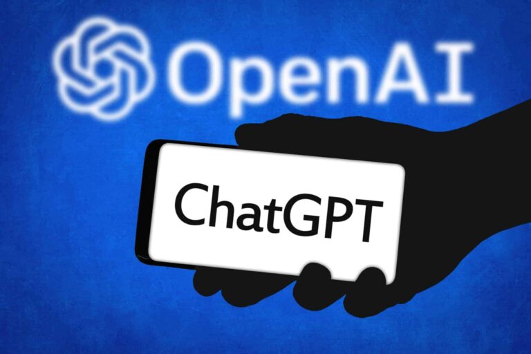 Image de ChatGPT sur un téléphone, logo OpenAI en arrière-plan. Génération d'images par IA, compétition avec Google.