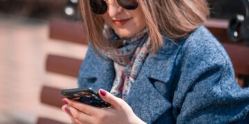 Femme utilisant ChatGPT Translate sur son smartphone. Google concurrence. Technologie IA.