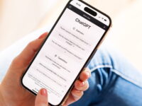 ChatGPT and medical data: smartphone displaying the ChatGPT interface, examples of queries. Risks and benefits.