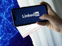 Main tenant un smartphone avec logo LinkedIn, sur fond de réseau IA. Un menu affiche "Données pour l'amélioration de l'IA générative".