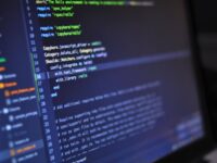Écran d'ordinateur portable affichant du code Ruby/Rails avec coloration syntaxique, symbolisant le développement d'IA et petits modèles de langage.
