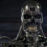 Endosquelette Terminator métallique avec yeux rouges lumineux et dents, montrant des détails mécaniques complexes. Symbole d'IA rebelle.