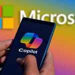 Main tenant un smartphone affichant le logo Copilot IA sur fond sombre. Le logo et le nom Microsoft sont en arriÚre-plan coloré et flou.