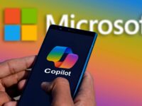 Main tenant un smartphone affichant le logo Copilot IA sur fond sombre. Le logo et le nom Microsoft sont en arrière-plan coloré et flou.