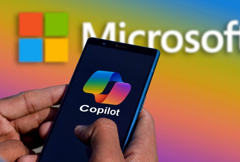 Main tenant un smartphone affichant le logo Copilot IA sur fond sombre. Le logo et le nom Microsoft sont en arrière-plan coloré et flou.