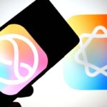 Main tenant un smartphone affichant l'icône Google Gemini, avec l'icône Apple Siri en arrière-plan. Logos d'assistants IA.