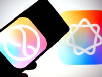 Main tenant un smartphone affichant l'icône Google Gemini, avec l'icône Apple Siri en arrière-plan. Logos d'assistants IA.