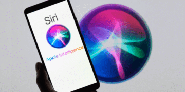 Hand holding a smartphone displaying the Siri logo and the text Apple Intelligence, symbolizing the new generation of AI assistants.