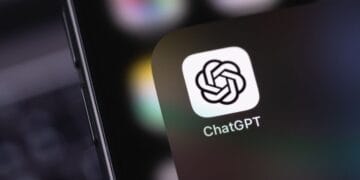 Icône de l'application ChatGPT sur un écran de smartphone, représentant l'IA et ses pannes potentielles au quotidien.